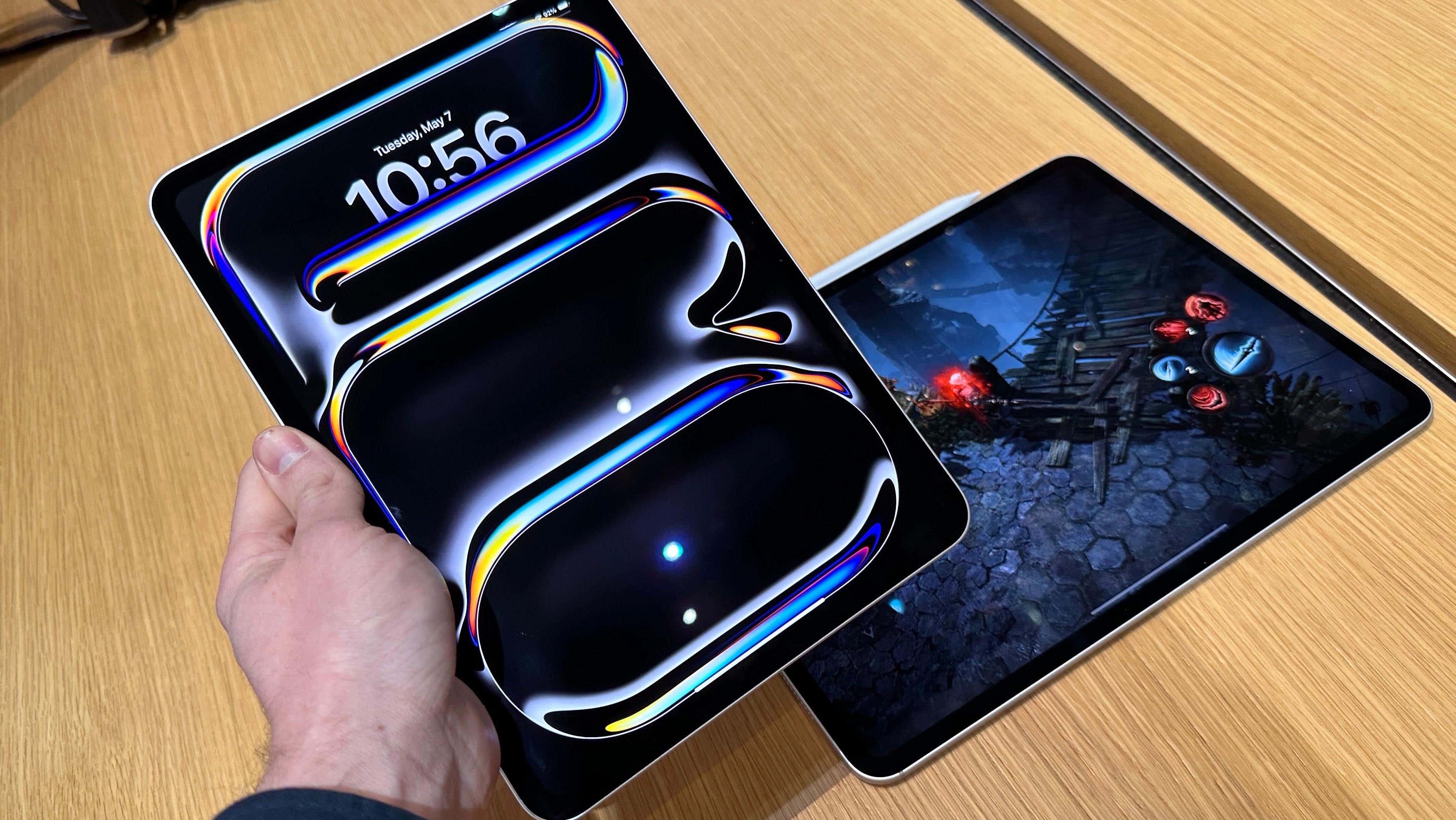 iPad Pro مقاس 11 بوصة و13 بوصة موضوع على طاولة خشبية